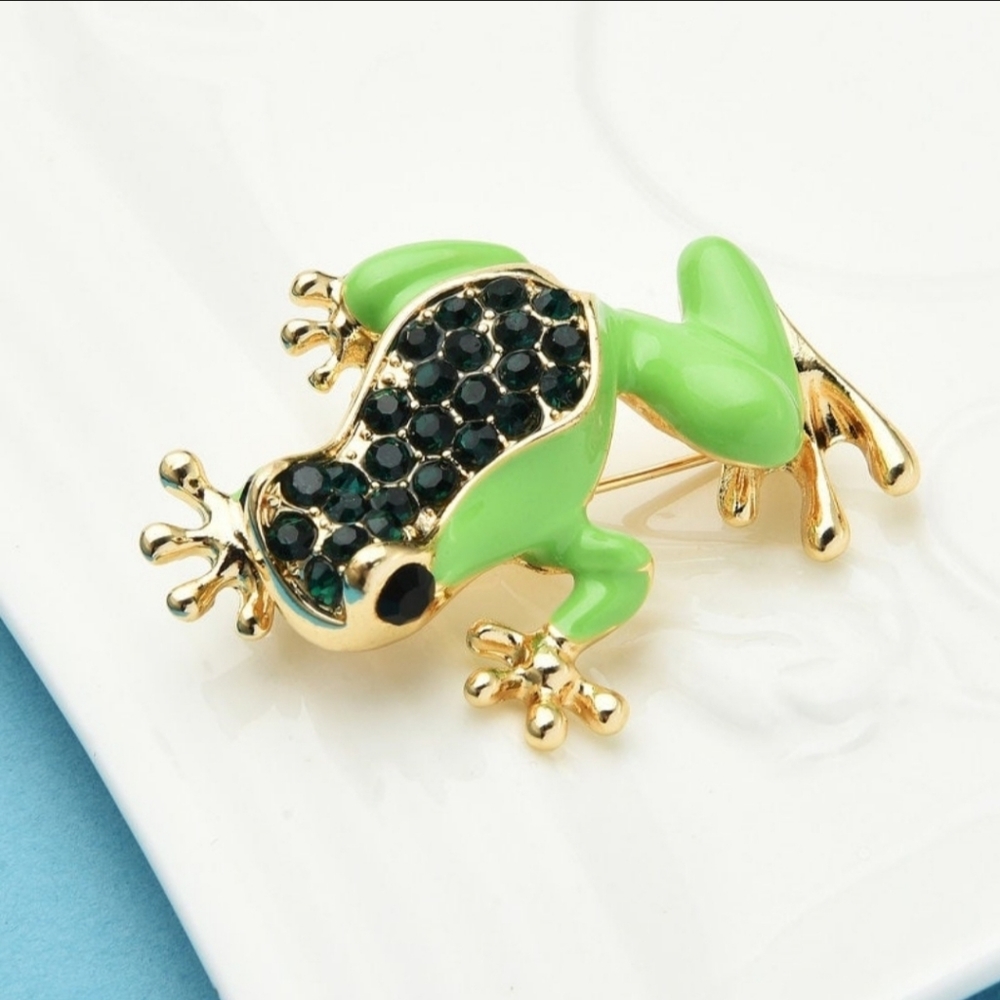 Gold plated green crystal frog brooch